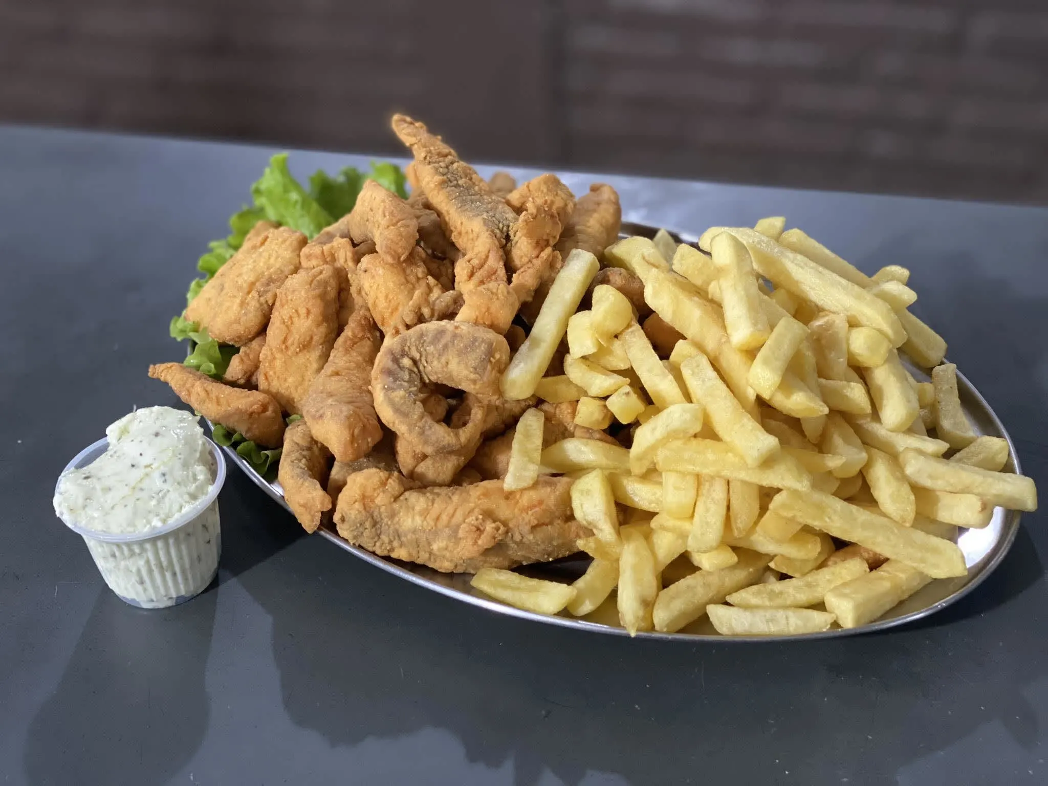 PORÇÃO DE PEIXE COM BATATA